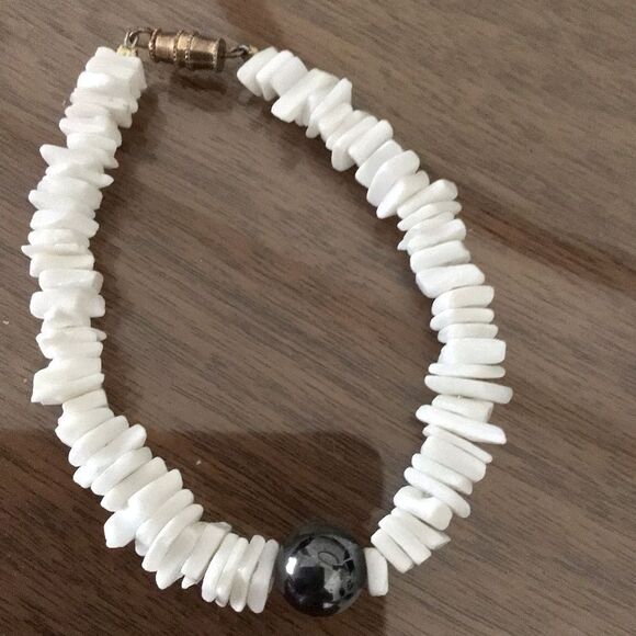 Vintage White Puka Shell Bracelet With Old Barrel Clasp - Picture 1 of 2
